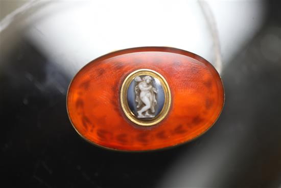 A 19th century Swiss? gold, orange chalcedony and sardonyx oval vinaigrette, 41mm.